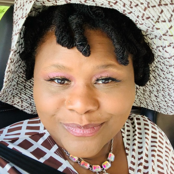 Meet your Posher, Shannon - Picture 2 of 10